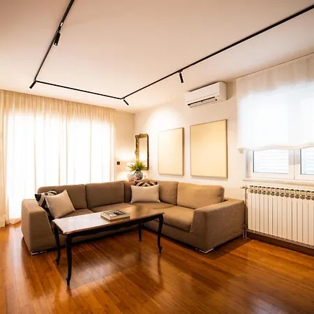 Klaudia With Pool Willa