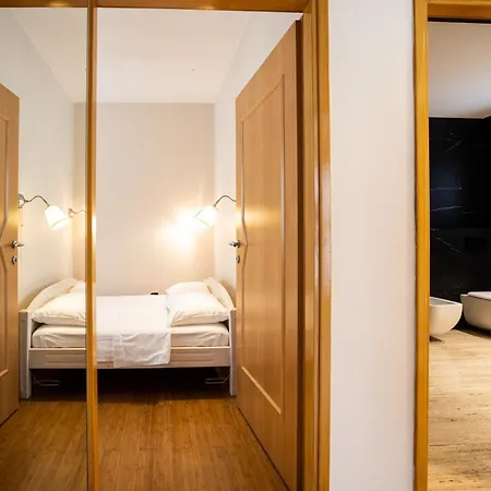 Klaudia With Pool Willa *