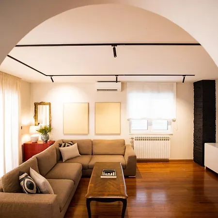 Klaudia With Pool Willa *